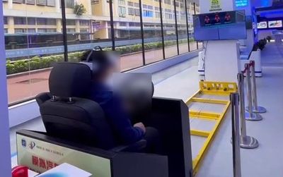 System doświadczania zderzenia z ochroną pasów bezpieczeństwa w symulowanym fotelu samochodowym VR